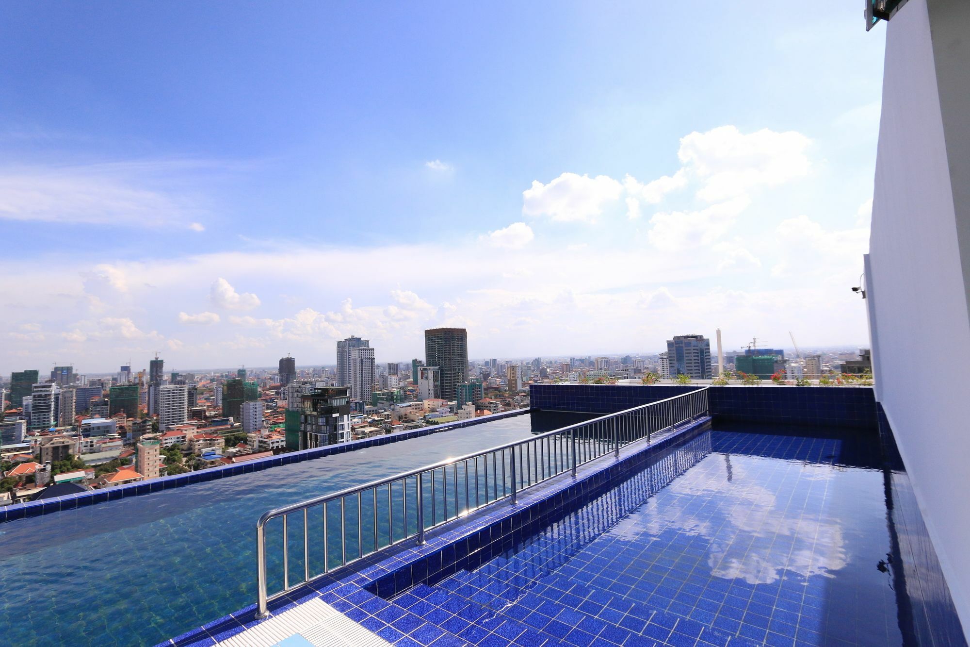 Eastland Hotel & Apartment Phnom Penh Eksteriør bilde