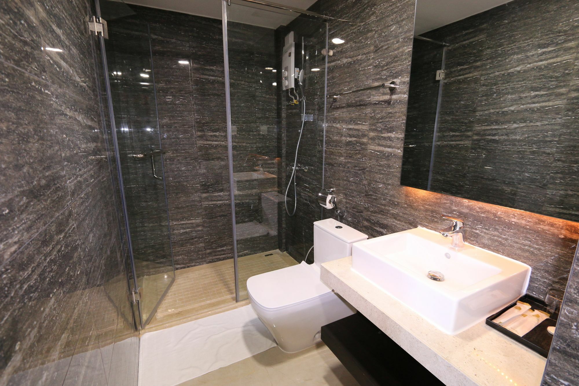 Eastland Hotel & Apartment Phnom Penh Eksteriør bilde
