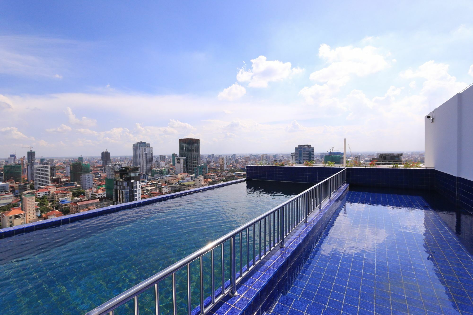 Eastland Hotel & Apartment Phnom Penh Eksteriør bilde