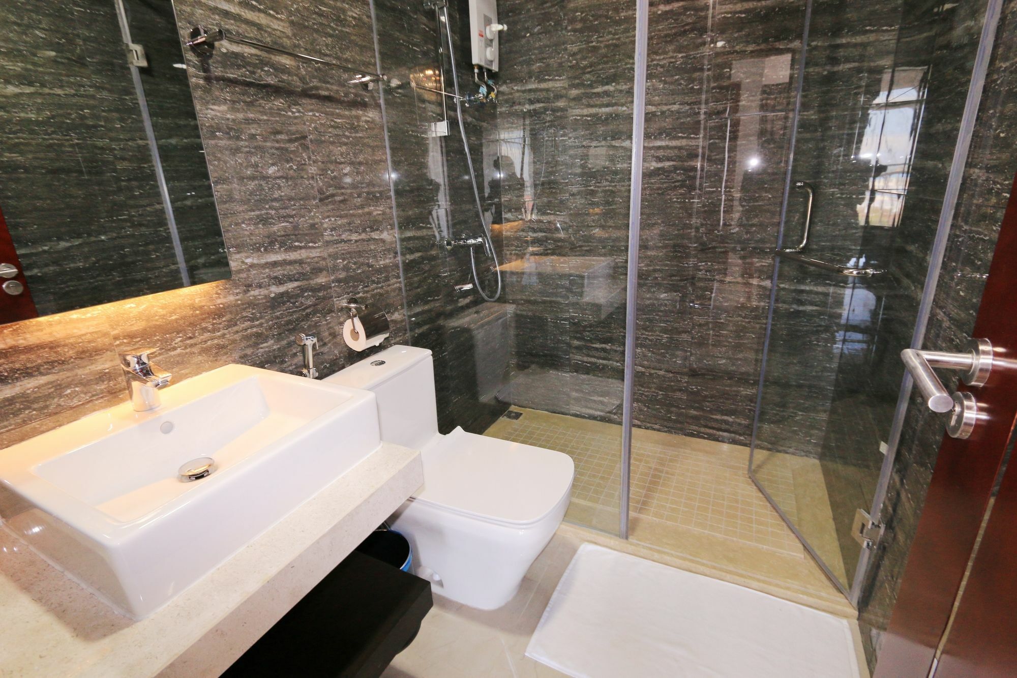 Eastland Hotel & Apartment Phnom Penh Eksteriør bilde