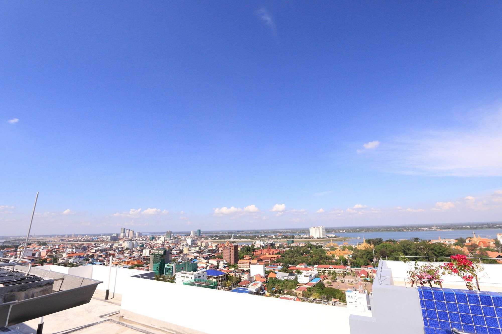 Eastland Hotel & Apartment Phnom Penh Eksteriør bilde