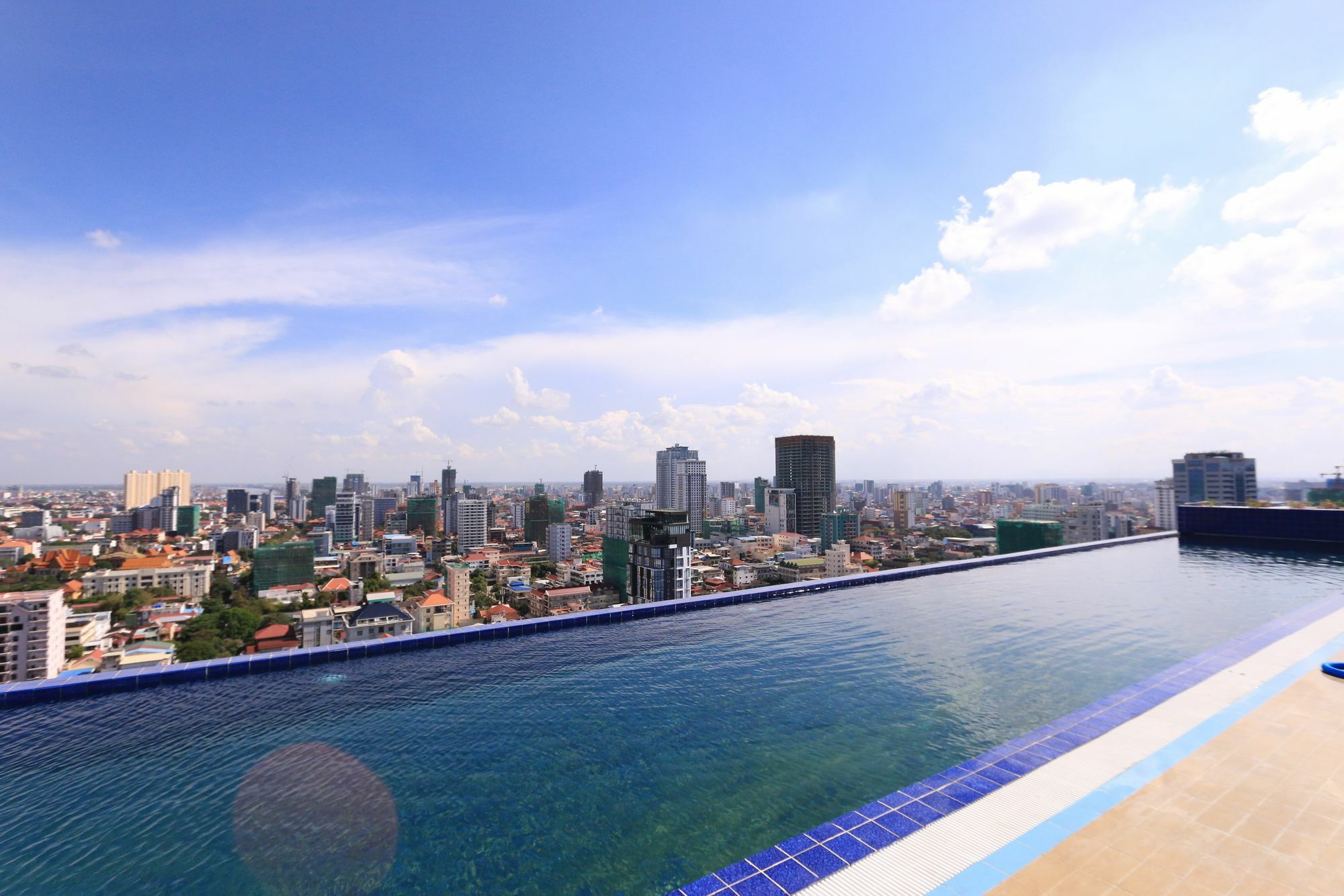 Eastland Hotel & Apartment Phnom Penh Eksteriør bilde